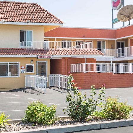 Super 8 By Wyndham Azusa Exterior photo