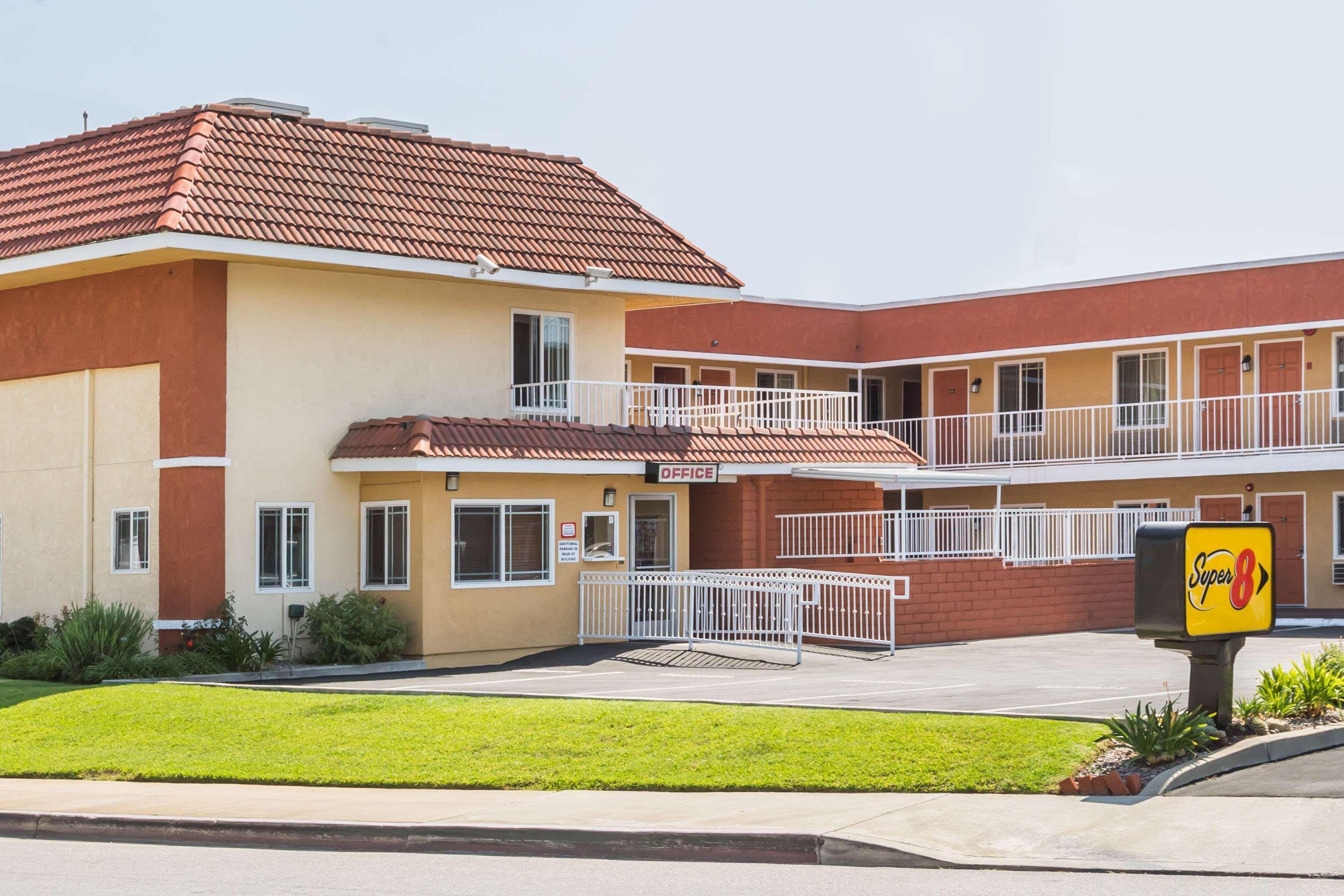 Super 8 By Wyndham Azusa Exterior photo